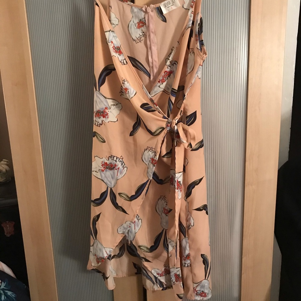 Cute spring dress. Small but fits XS.